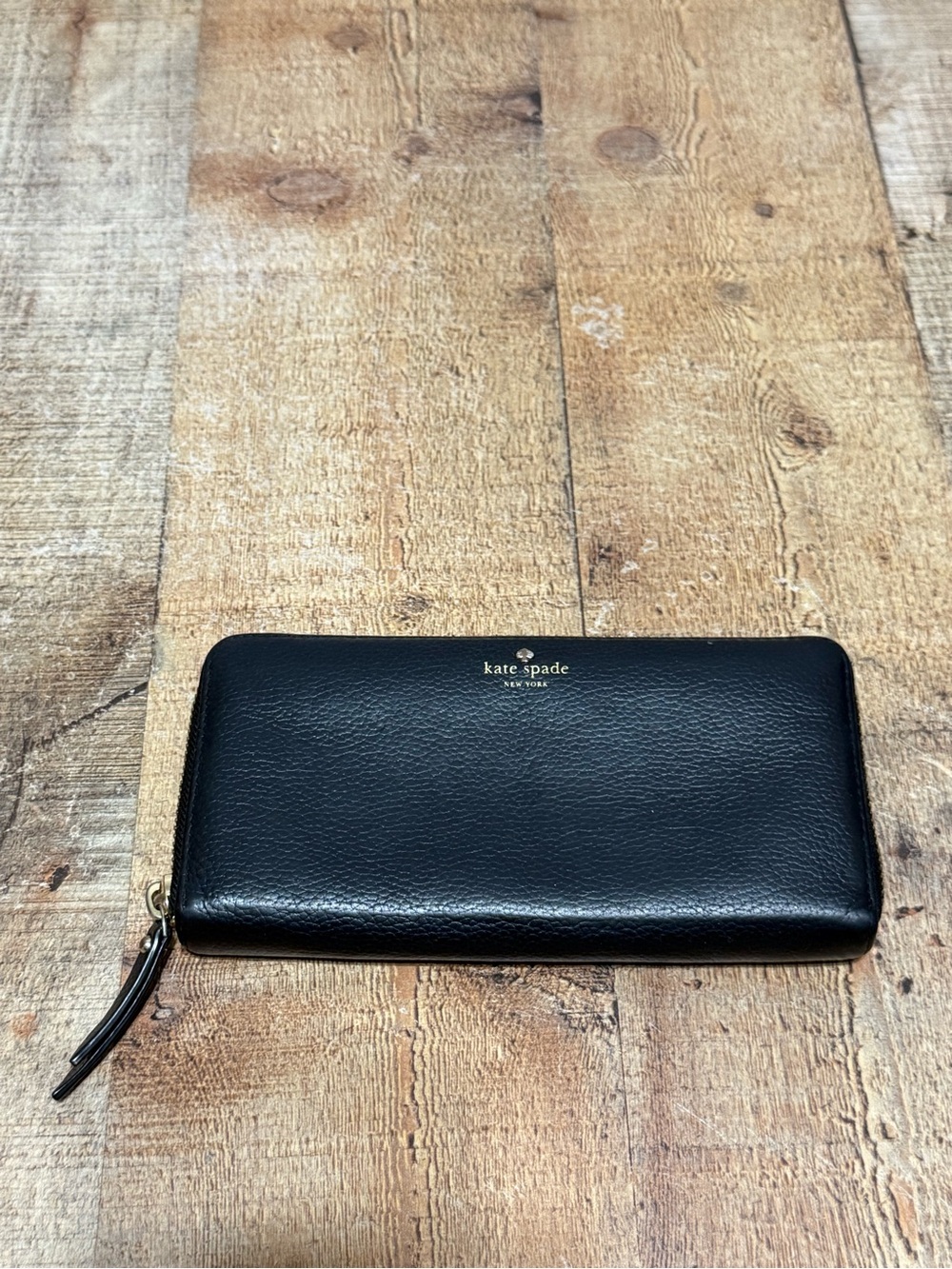 Kate Spade Zip Wallet Black Leather
Pre owned condition - has some interior sign